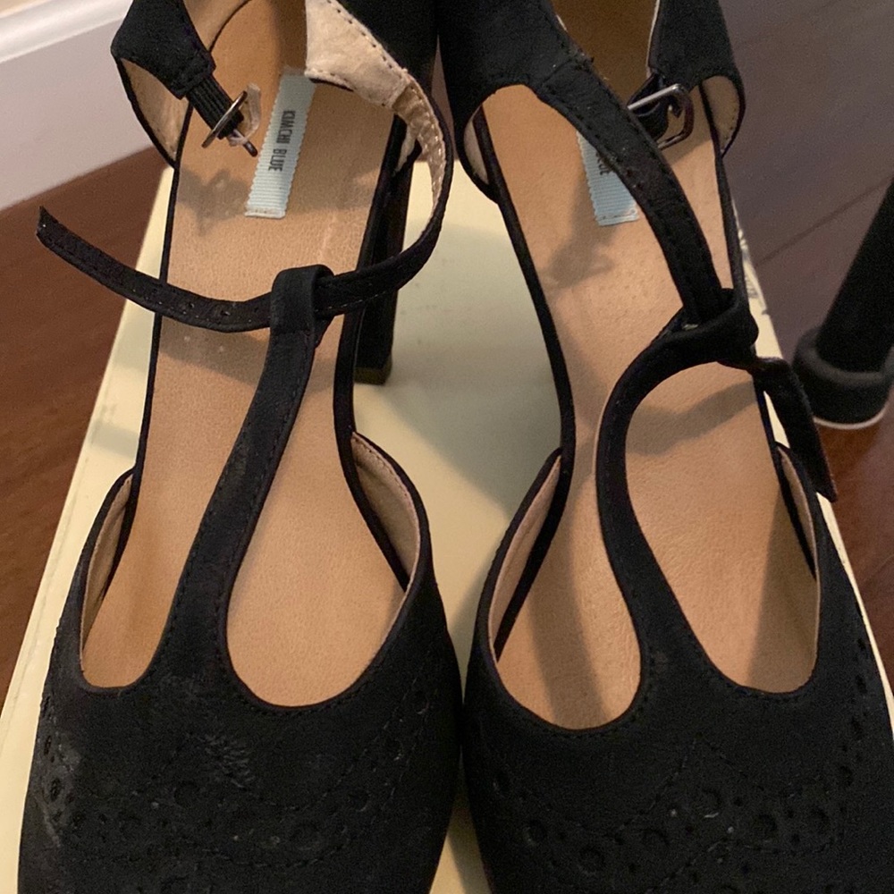 Kimchi Blue black suede-ish t-straps 7.5 original box